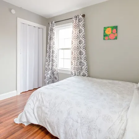 Sage Cottage: Cozy & Serene/ Sleeps 6 / Huge Yard!