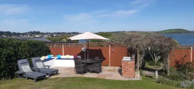 Uninterrupted spectacular views over the Camel Estuary and ocean. Отели рядом с достопримечательностью «Harlyn Bay Beach»