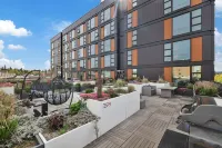 Spacious Urban Luxury Living with Free Parking