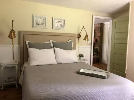 Pond, creeks, paddleboat  and 10 minutes to parkway