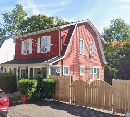 Lavish 3 Bedroom 1 Bath house-10 minutes to EWR/ FREE parking for multiple cars.