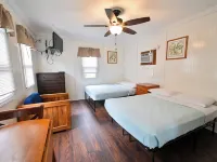 “Private 3-Bed Cabin Near Geneva Lake – Walk to Dining & Beach” Hotels in Williams Bay