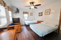 “Private 3-Bed Cabin Near Geneva Lake – Walk to Dining & Beach”