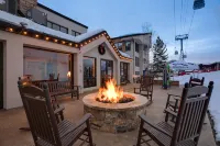 Ski-in Access and Stunning Mountain Views - Luxurious Mountain Getaway