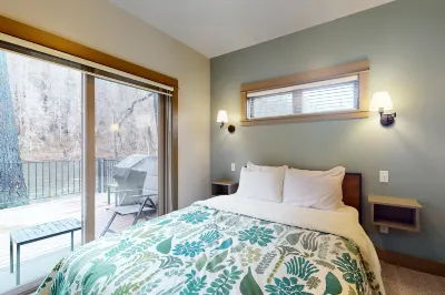 Amazing riverfront cabin with views, deck, firepit, & grill - dog-friendly