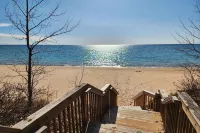 Stunning Haven - Modern Kitchen, Great Room, Spacious Deck Hotels in Friendship Township