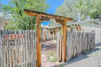 Dog-friendly getaway with a gas fireplace, full kitchen, & patio Hotels in El Prado