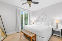 Carillon Beach condo with WiFi, fireplace, balcony, pool, and beach access Hotel a Sunnyside