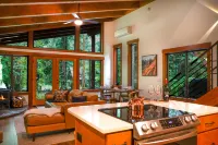 Luxurious Hot Tub and Cozy Fireplace - Stunning Wooded Escape 베이커 호 주변 호텔