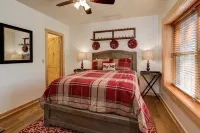 Cozy Log Home with Hot Tub and Scenic Views - Charming Mountain Retreat