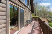 Cozy Log Home with Hot Tub and Scenic Views - Charming Mountain Retreat