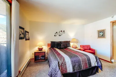 Lakefront oasis near marina with gas fireplace, loft & hot tub