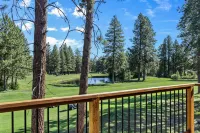 Luxury Home with Golf Course Views and Outdoor Dining - Stunning Retreat Hotels in Deschutes County