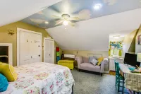 Historic studio with kitchenette & easy parking - near dining & walk to downtown Hotels in Thunderbolt