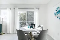 Be Inspired to Dream in This Glamorous Tinseltown Suite