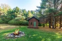 Game Loft and Private Decks Near Torch Lake - Charming Cabin Oasis Hotels in Forest Home Township