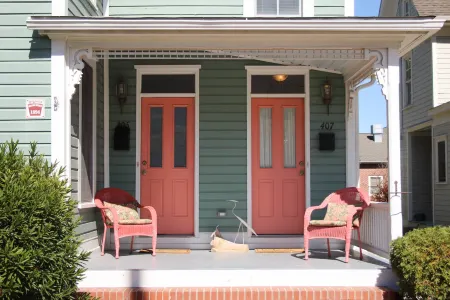 Short Walk to Beach and Shops with Grill and Wifi - Charming Retreat