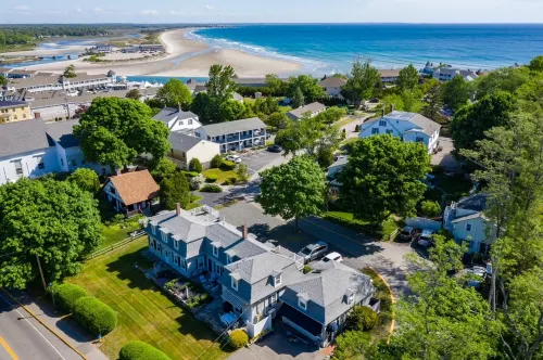 Two Patios and Outdoor Dining Experience - Stylish Coastal Haven