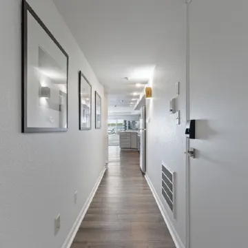 Spacious North Shore 2 bedroom Lake Condo with a Dock! Отели в г. Клир Лейк