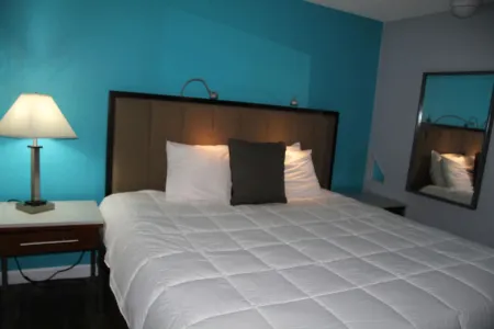 Stylish Retreat - Modern Condo with WiFi, Full Kitchen