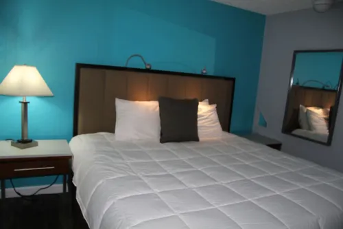 Stylish Retreat - Modern Condo with WiFi, Full Kitchen Hotels in Bremerton