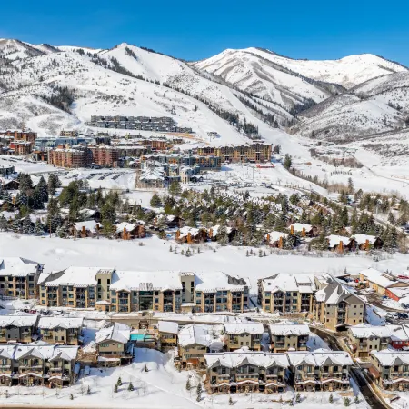 Blackstone Luxury Top Floor 2br, Walk to Skiing at Cabriolet, Shared Pool and Hot tub, Mountain View