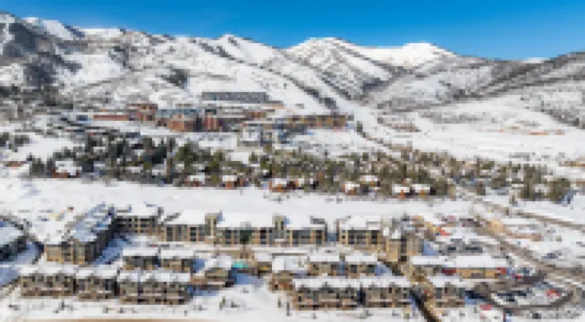 Blackstone Luxury Top Floor 2br, Walk to Skiing at Cabriolet, Shared Pool and Hot tub, Mountain View