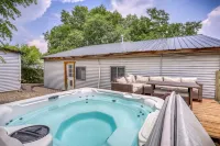 Relaxing Hot Tub and Enclosed Backyard Retreat - Charming Cottage
