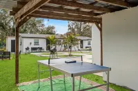 Shared Outdoor Amenities and Fully Equipped Kitchen - Cozy Retreat Hotels in Hillsborough County