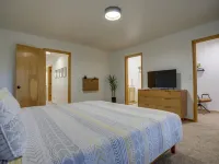 Charming Oasis with Hot Tub and Fenced Backyard - Delightful Retreat