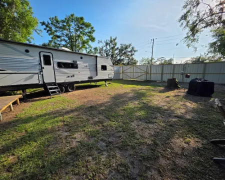 Stay at The Rusty Hooker a Cozy Camper in Perry Fl Hoteles en Perry