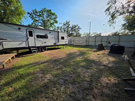 Stay at The Rusty Hooker a Cozy Camper in Perry Fl Отели в г. Перри