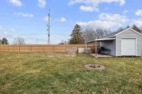 Year-Round Hot Tub and Outdoor Entertainment - Tranquil Retreat