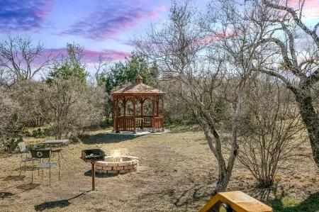 Hill Country Views, Whirlpool Tub and Fire Pit - Charming Retreat