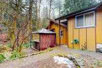 Dog-friendly cabin with deck, hot tub & firepit - walk to Sandy River