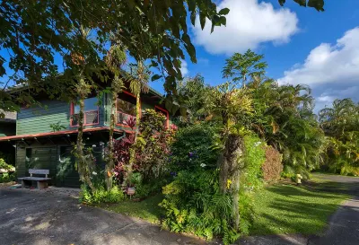 Lush Gardens and Hot Tub Retreat - Charming Vintage Oasis 하날레이 선착장 주변 호텔