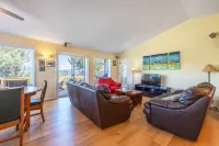 Scenic Patio and Garage Near Outdoor Adventures - Inviting Retreat