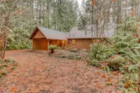 Charming, riverfront cabin with fireplace - dog-friendly Hotels in Mt Hood Village