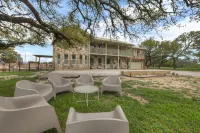 Luxury Pool and Hot Tub with Scenic Views - Exquisite Hill Country Retreat