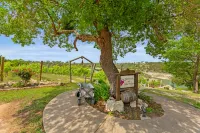 Lakeside Shiraz Haus w/Dock & Incredible Views.  Rent as 2BR or 4BR w/ Next Door Unit Hotels in Hudson Bend