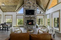Ideal Romantic Getaway in Heart of Hochatown - Charming Cabin