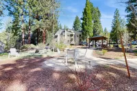 Charming & classic condo with WiFi, gas fireplace, full kitchen, & deck