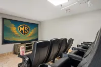 1 Min Private Beach & River Access w Movie Room, Heated Pool, Kayaks & Game Room