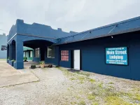 Welcoming & Large, Cozy Apartment, Front Door Parking, 1 Minute Walk to Downtown Hotels near Hickory Creek RV Park