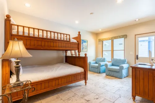 Elegant Living Space and Cozy Fireplace - Charming Alpine Retreat Hotel a Telluride