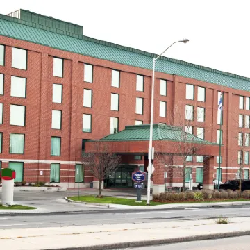 Hampton Inn by Hilton Ottawa Hotels near Bytown Museum