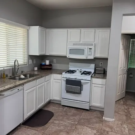 Charming 3-bedroom cottage with AC and WiFi in Goodyear