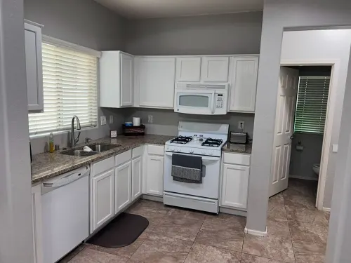 Charming 3-bedroom cottage with AC and WiFi in Goodyear