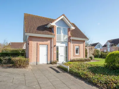 Detached Well-Kept Villa with Garden, Near the Beach