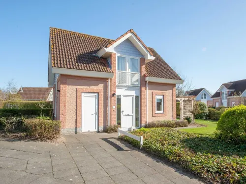 Detached Well-Kept Villa with Garden, Near the Beach